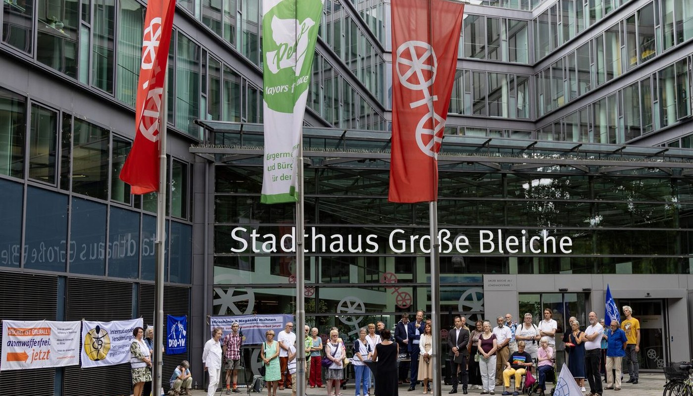 Friedensflagge vor dem Stadthaus Große Bleiche: Appell für nukleare Abrüstung