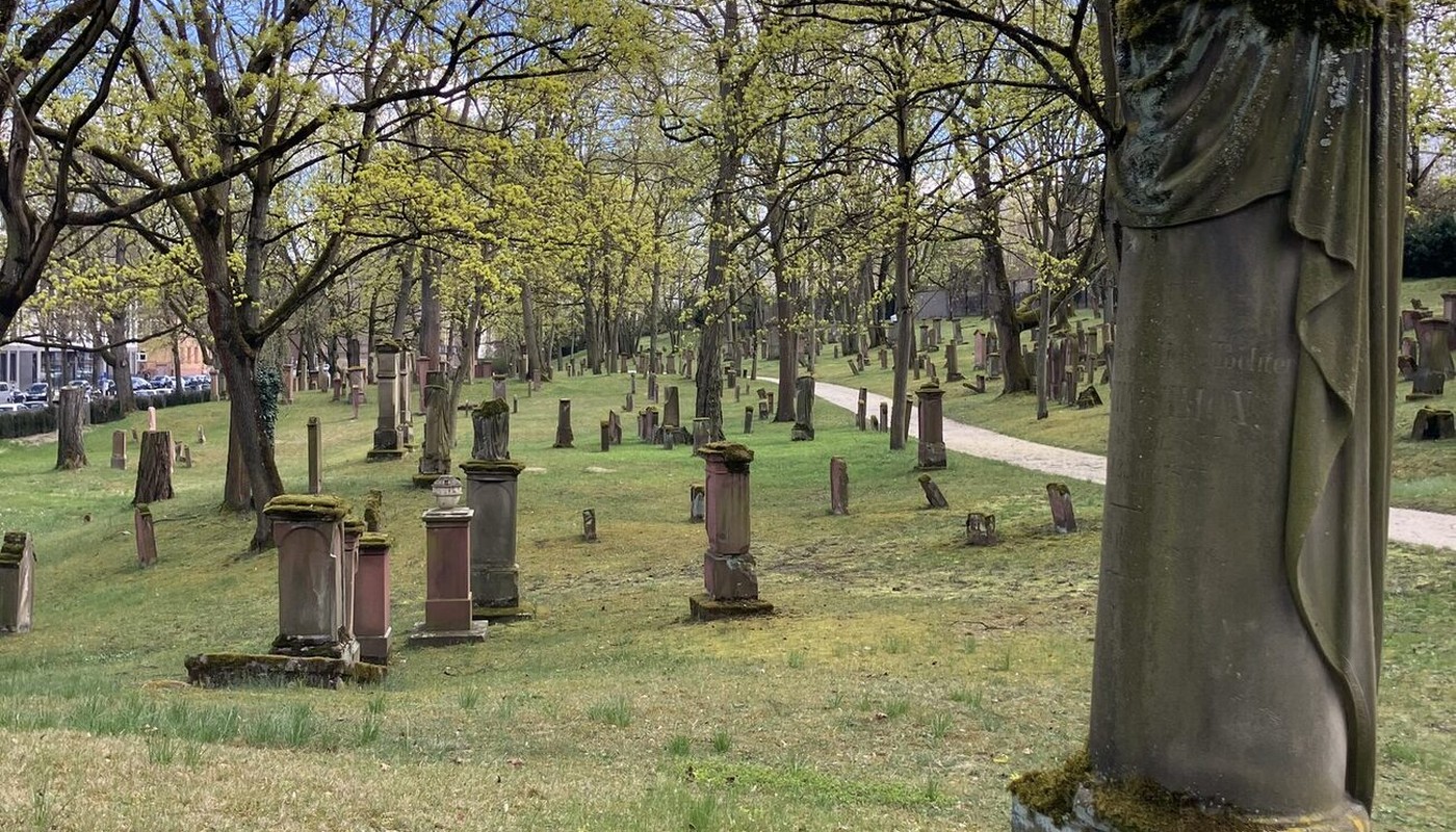 Führungen auf dem Alten Jüdischen Friedhof in Mainz am Welterbetag Führungen auf dem Alten Jüdischen Friedhof in Mainz am Welterbetag