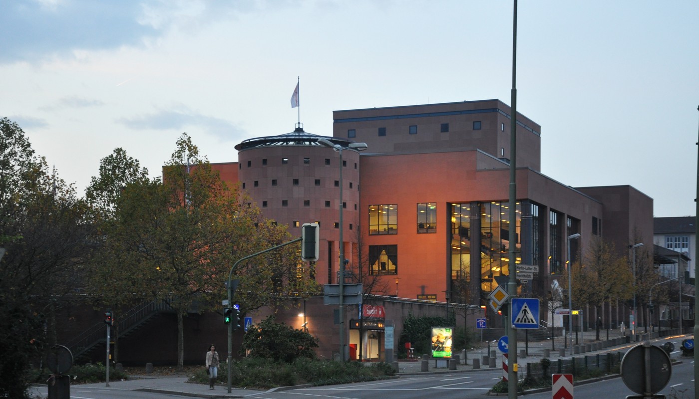 Kaiserslautern sperrt Fußgängerbrücke am Pfalztheater für umfangreiche Treppeninstandsetzung