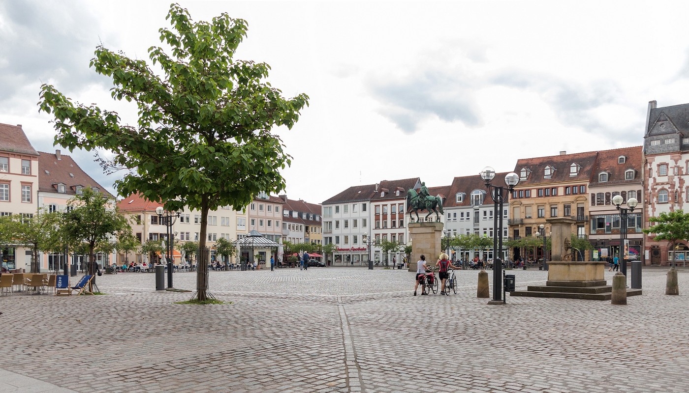 Landauer Rathausplatz wird zum Weihnachtsmarkt für Kunsthandwerk und Familien Landauer Rathausplatz wird zum Weihnachtsmarkt für Kunsthandwerk und Familien