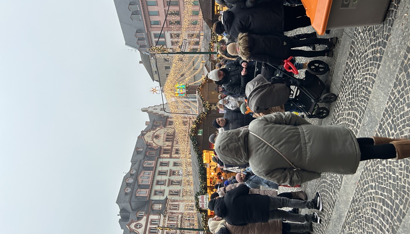 Nikolaus und Knecht Ruprecht erscheinen am 5. Dezember auf dem Mainzer Weihnachtsmarkt Nikolaus und Knecht Ruprecht erscheinen am 5. Dezember auf dem Mainzer Weihnachtsmarkt