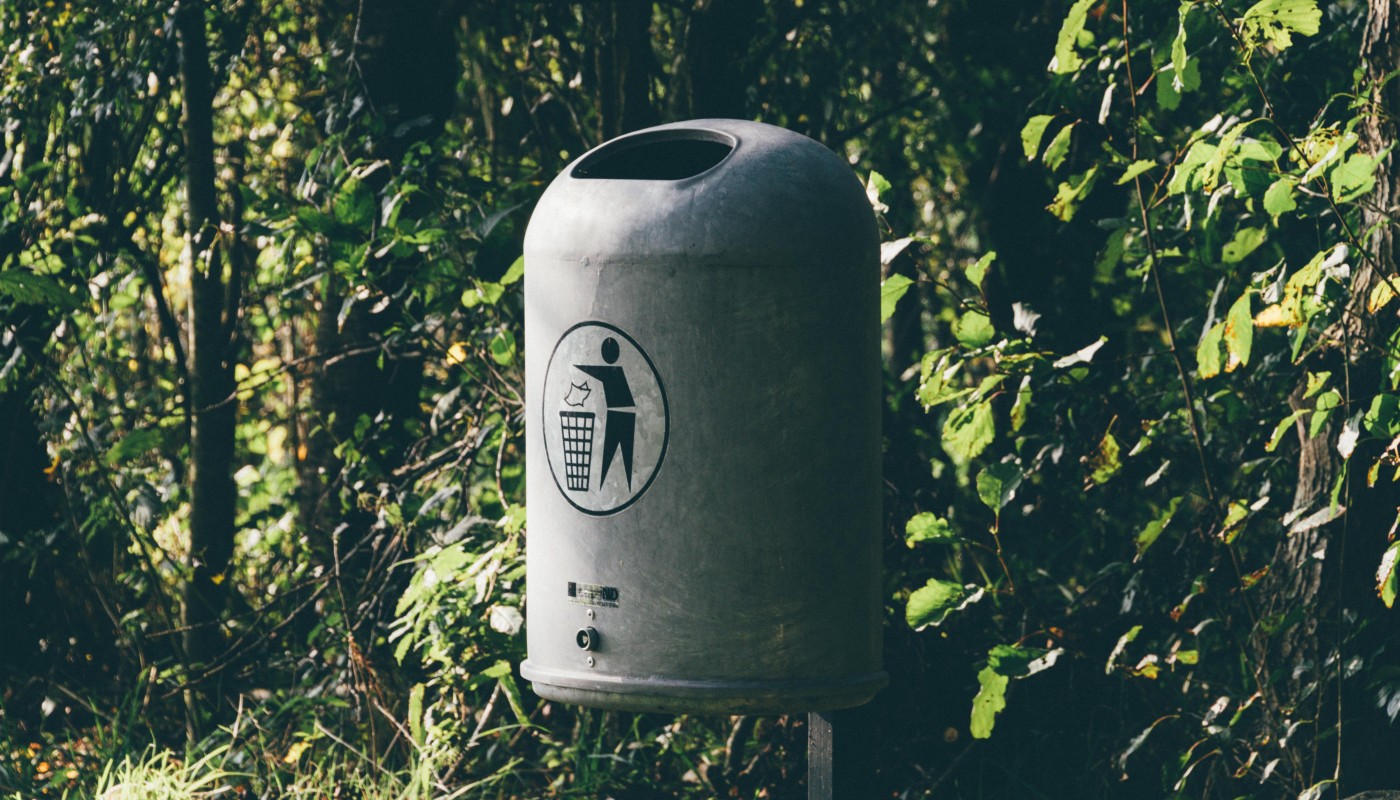 Privater Hausmüll füllt öffentliche Abfallbehälter in Kaiserslautern